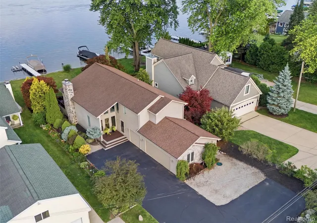 Photo 3 of Single family home for sale at 2314 N Duck Lake Rd, Highland, MI 48356 | MLS# 20261053475 | Listing updated on 2026-09-14