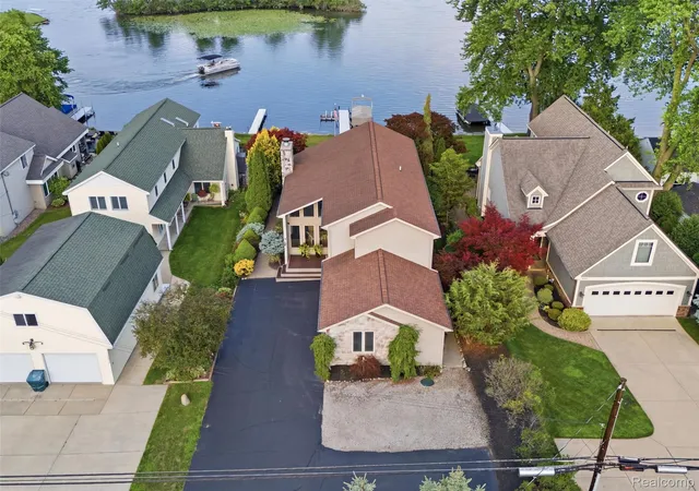 Photo 3 of Single family home for sale at 2314 N Duck Lake Rd, Highland, MI 48356 | MLS# 20261053475 | Listing updated on 2026-09-14