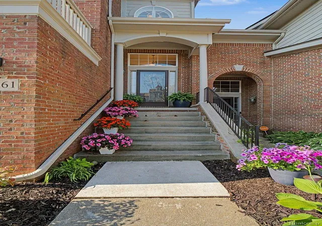 4th image of 37561 Newburgh Park Cir, Livonia, MI 48152