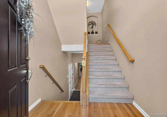 5th image of 37561 Newburgh Park Cir, Livonia, MI 48152
