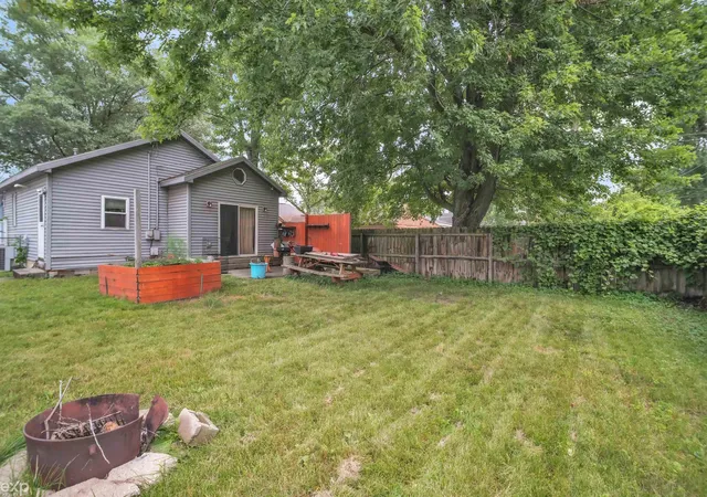 3rd image of 702 Bay Rd, Bay City, MI 48706 | MLS# 58050214628