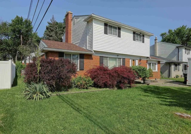 Photo 2 of Single family home for sale at 39533 Spalding Dr, Sterling Heights, MI 48313 | MLS# 58050214666 | Listing updated on 2026-09-16