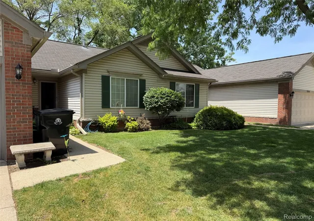 Listing Photo 4 - Condo for sale in building located at 29965 Kenwood Ct, Roseville, MI 48066