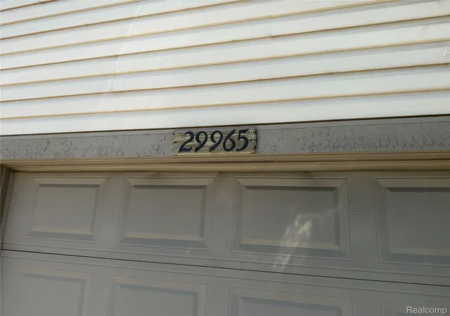 Listing Photo 5 - Condo for sale in building located at 29965 Kenwood Ct, Roseville, MI 48066