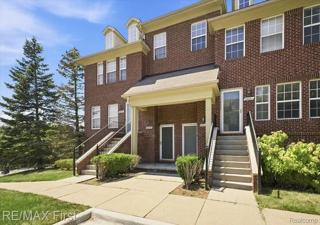Listing Photo 3 - Condo for sale in building located at 23205 Cornerstone Vlg Dr, Southfield, MI 48075