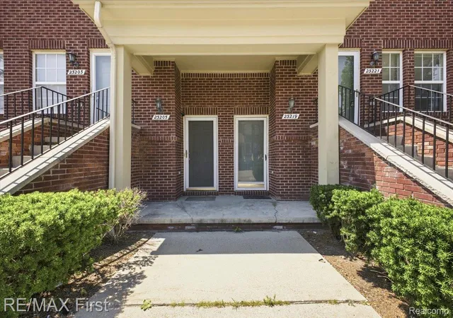 Listing Photo 4 - Condo for sale in building located at 23205 Cornerstone Vlg Dr, Southfield, MI 48075