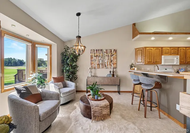 Listing Photo 5 - Condo for sale in building located at 28 Millpond Trl, Saginaw, MI 48603