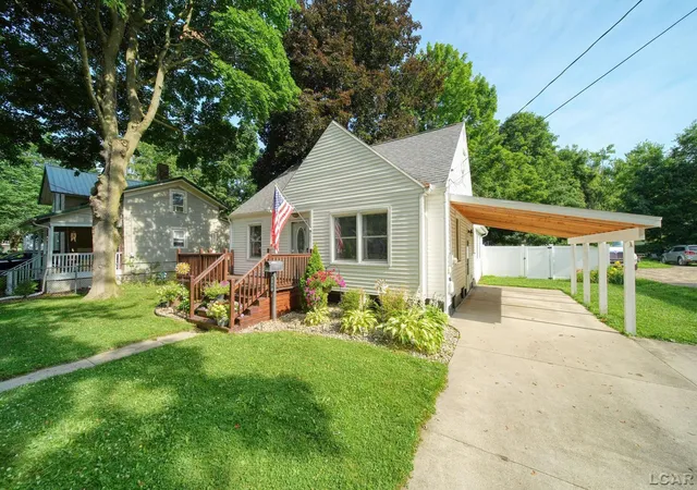 Photo 3 of Single family home for sale at 746 Saint Joseph St, Adrian, MI 49221 | MLS# 56050214685 | Listing updated on 2026-07-17