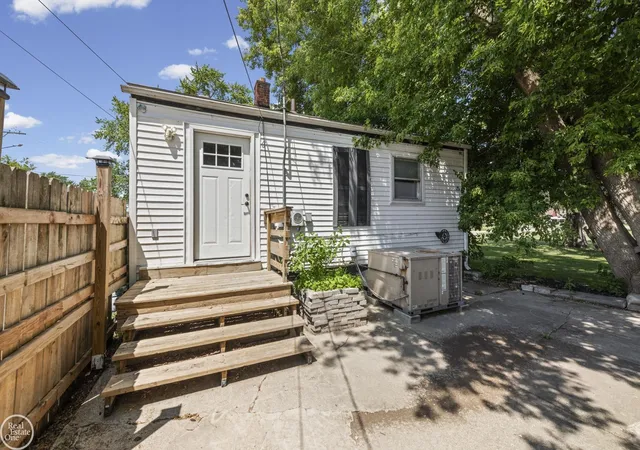 Photo 4 of Single family home for sale at 16400 Curtis St, Roseville, MI 48066 | MLS# 58050214691 | Listing updated on 2026-09-16
