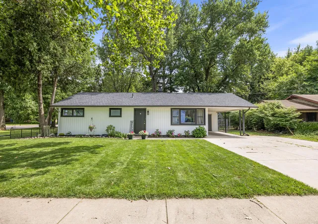 Photo 1 of Single family home for sale at 113 W Hughes St, Marshall, MI 49068 | MLS# 64026035668 | Listing updated on 2026-09-01