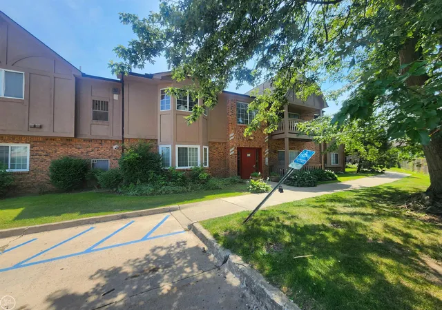 Listing Photo 1 - Condo for sale in building located at 30522 Oakridge Manor Dr, Roseville, MI 48066