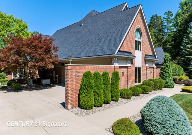 Photo 3 of Single family home for sale at 5590 Pine Gate Dr, Saginaw, MI 48603 | MLS# 61050214704 | Listing updated on 2026-09-09