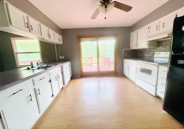 Photo 4 of Single family home for sale at 1806 Barr St, Hillsdale, MI 49242 | MLS# 55026035692 | Listing updated on 2026-10-01