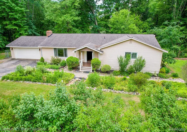 Photo 2 of Single family home for sale at 5262 Conifer Dr, Columbiaville, MI 48421 | MLS# 20261053822 | Listing updated on 2026-08-23