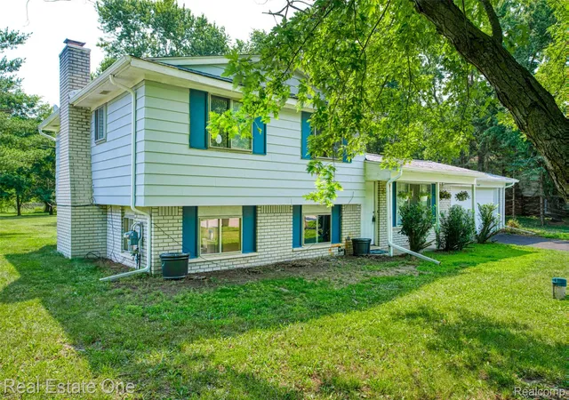 Photo 2 of Single family home for sale at 4069 Village Sq, Brighton, MI 48114 | MLS# 20261053837 | Listing updated on 2026-08-30