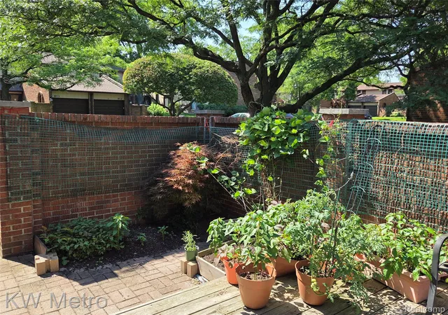 Listing Photo 2 - Condo for sale in building located at 1105 Kirts Blvd, Troy, MI 48084 - Unit #A
