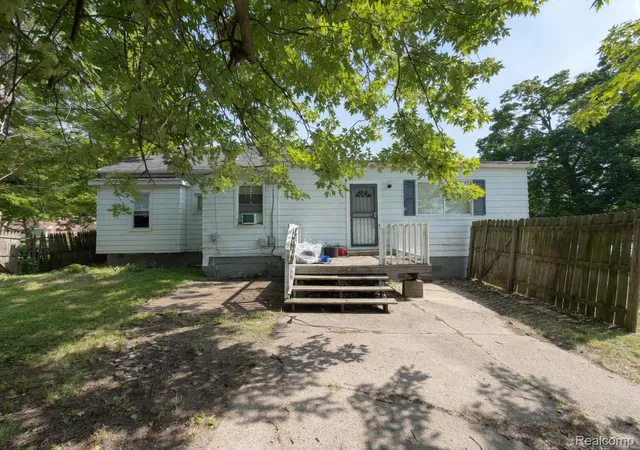 Photo 2 of Single family home for sale at 5629 Gateshead St, Grosse Pointe, MI 48236 | MLS# 20261053849 | Listing updated on 2026-07-16
