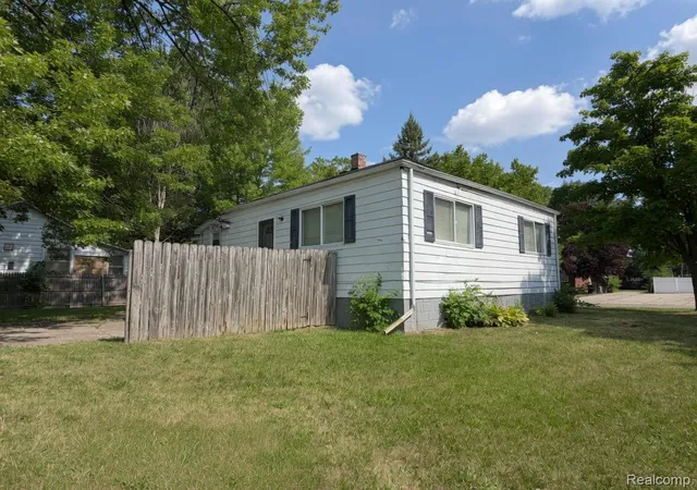Photo 3 of Single family home for sale at 5629 Gateshead St, Grosse Pointe, MI 48236 | MLS# 20261053849 | Listing updated on 2026-07-16
