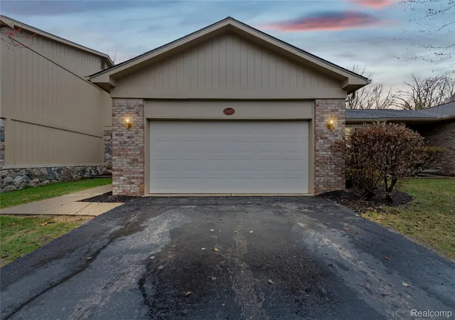Listing Photo 2 - Condo for sale in building located at 29455 Sylvan Ln, Oakland, MI 48334