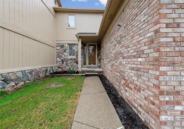 Listing Photo 3 - Condo for sale in building located at 29455 Sylvan Ln, Oakland, MI 48334