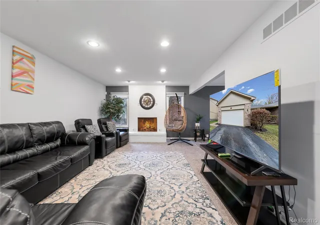 Listing Photo 5 - Condo for sale in building located at 29455 Sylvan Ln, Oakland, MI 48334