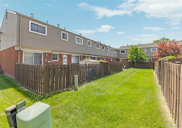 Listing Photo 5 - Condo for sale in building located at 8136 Busko, Warren, MI 48093