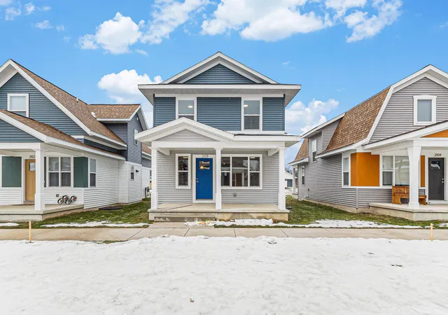 Photo 1 of Single family home for sale at 2108 Willard Ave Se, Grand Rapids, MI 49507 | MLS# 71026035752 | Listing updated on 2026-07-14