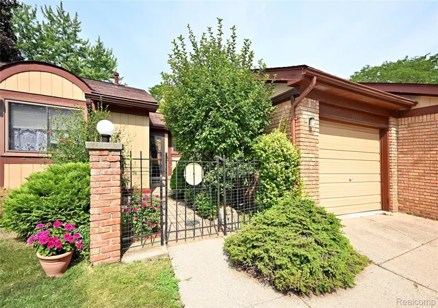 Listing Photo 2 - Condo for sale in building located at 27820 Hollywood Blvd, Warren, MI 48093