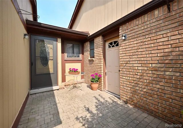 Listing Photo 3 - Condo for sale in building located at 27820 Hollywood Blvd, Warren, MI 48093
