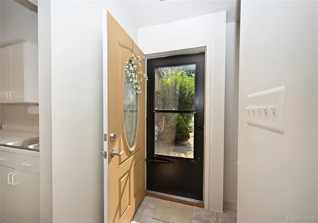 Listing Photo 4 - Condo for sale in building located at 27820 Hollywood Blvd, Warren, MI 48093