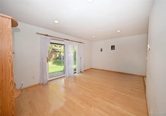 Listing Photo 5 - Condo for sale in building located at 27820 Hollywood Blvd, Warren, MI 48093