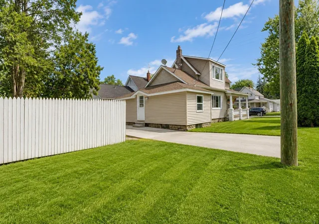 Photo 4 of Single family home for sale at 1821 11th Avenue, Port Huron, MI 48060 | MLS# 58050214777 | Listing updated on 2026-08-17
