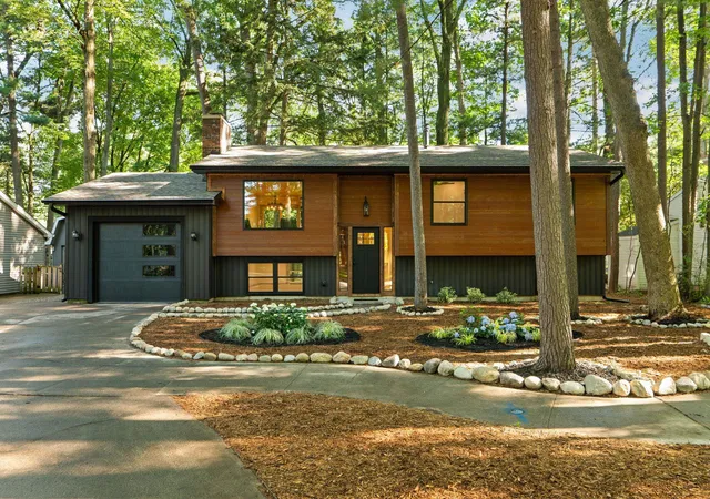 Photo 1 of Single family home for sale at 1620 E Front St, Traverse City, MI 49686 | MLS# 78080071023 | Listing updated on 2026-07-18