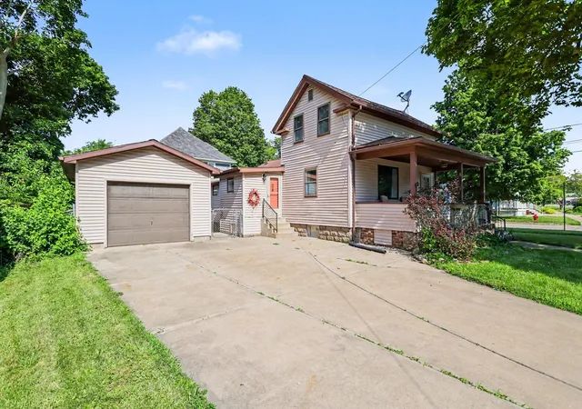 Photo 3 of Single family home for sale at 302 Exchange St, Marshall, MI 49068 | MLS# 64026035769 | Listing updated on 2026-09-14