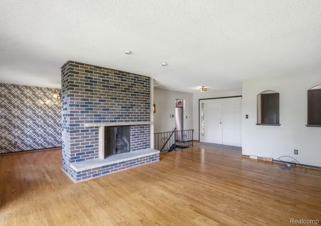 3rd image of 2726 Bay Dr, West Bloomfield, MI 48324 | MLS# 20261053983