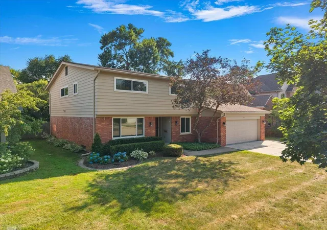 Photo 2 of Single family home for sale at 901 Hollywood Ave, Grosse Pointe Woods, MI 48236 | MLS# 58050214796 | Listing updated on 2026-08-25