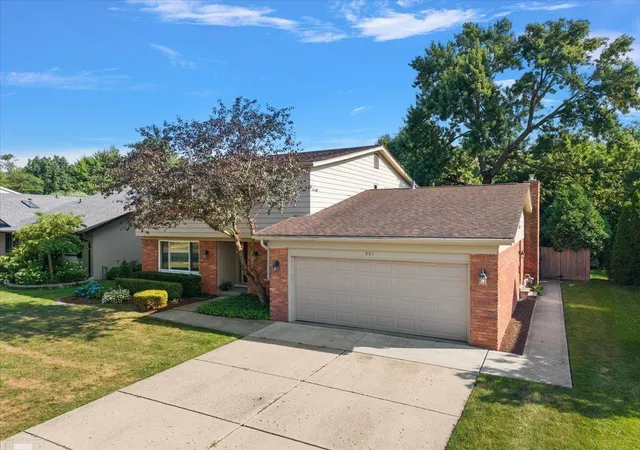 Photo 3 of Single family home for sale at 901 Hollywood Ave, Grosse Pointe Woods, MI 48236 | MLS# 58050214796 | Listing updated on 2026-08-25