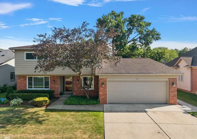 Photo 3 of Single family home for sale at 901 Hollywood Ave, Grosse Pointe Woods, MI 48236 | MLS# 58050214796 | Listing updated on 2026-08-25
