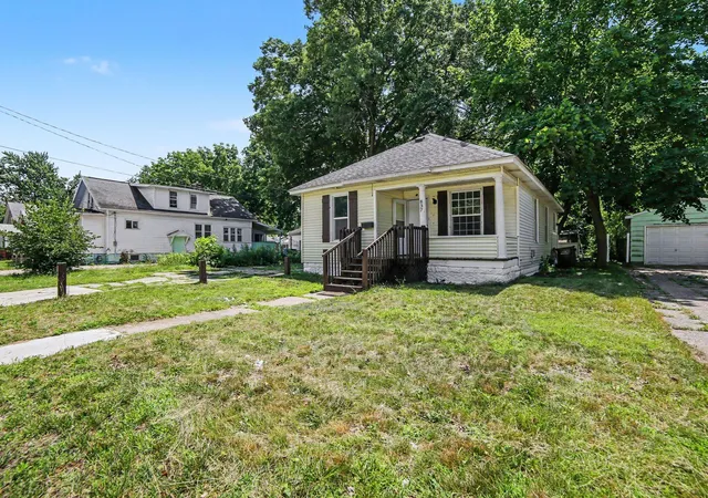 Photo 2 of Single family home for sale at 837 W Southern Ave, Muskegon, MI 49441 | MLS# 71026035810 | Listing updated on 2026-09-12