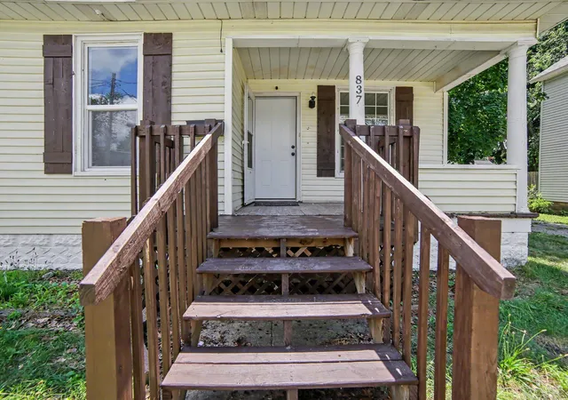 Photo 3 of Single family home for sale at 837 W Southern Ave, Muskegon, MI 49441 | MLS# 71026035810 | Listing updated on 2026-09-12
