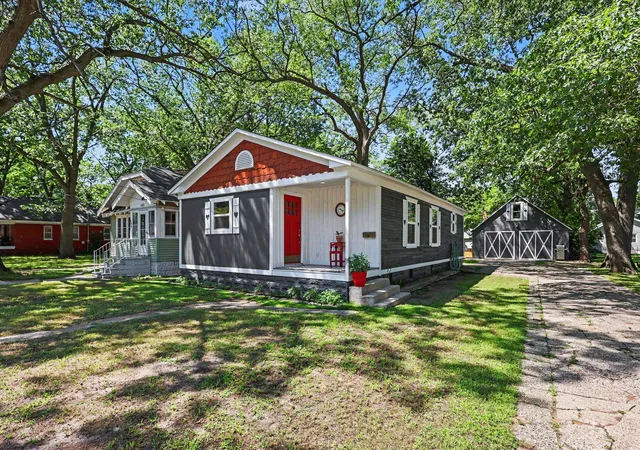Photo 2 of Single family home for sale at 686 Marquette Ave, Muskegon, MI 49442 | MLS# 81026035785 | Listing updated on 2026-09-18