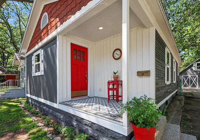 Photo 3 of Single family home for sale at 686 Marquette Ave, Muskegon, MI 49442 | MLS# 81026035785 | Listing updated on 2026-09-18