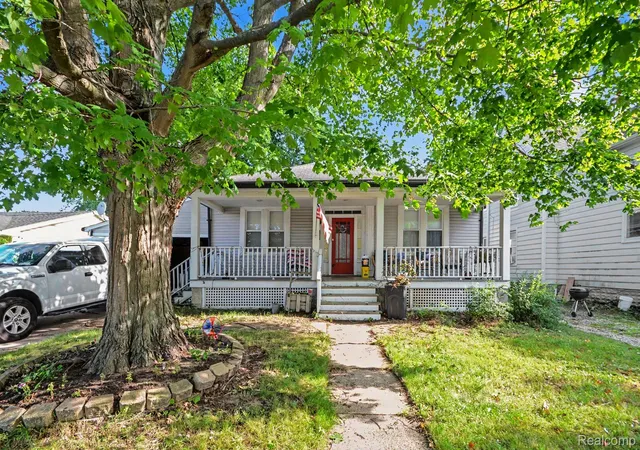 Photo 3 of Single family home for sale at 612 Vine St, Saint Clair, MI 48079 | MLS# 20261054079 | Listing updated on 2026-07-24