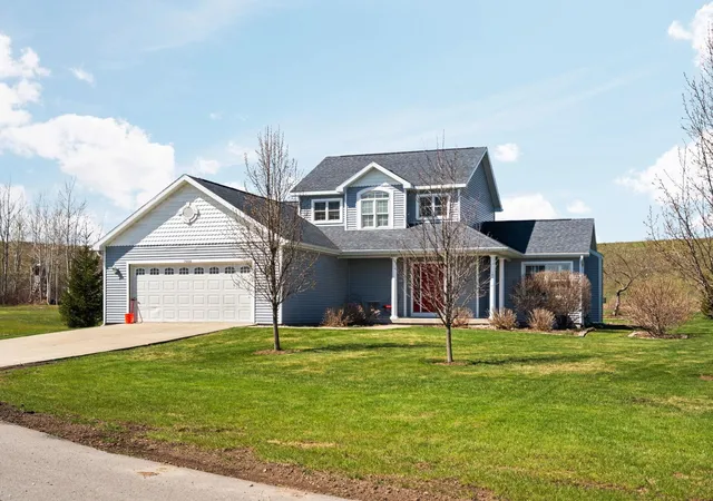 Photo 2 of Single family home for sale at 7031 Applewood Dr, Charlevoix, MI 49720 | MLS# 78080071040 | Listing updated on 2026-09-17