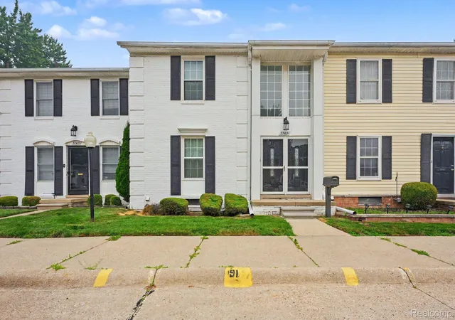 Listing Photo 2 - Condo for sale in building located at 37491 Charter Oaks Blvd, Clinton Township, MI 48036