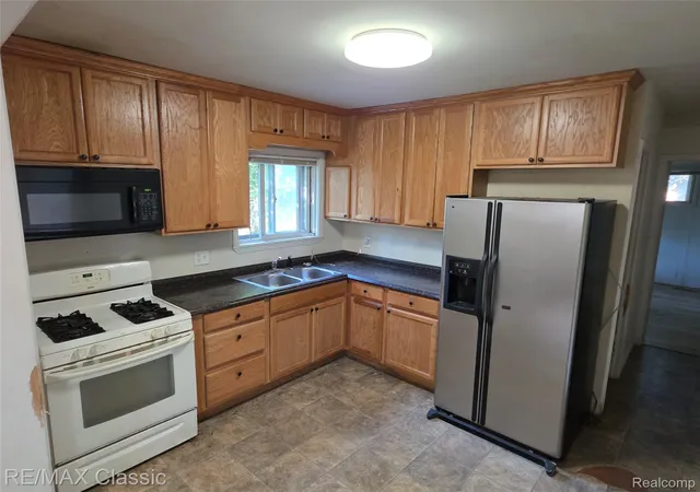 3rd image of 18 Stanton St, Oxford, MI 48371 | MLS# 20261054099