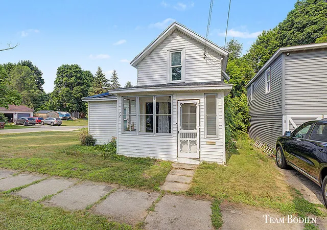 Photo 2 of Single family home for sale at 721 Pearl St, Belding, MI 48809 | MLS# 65026035838 | Listing updated on 2026-07-14