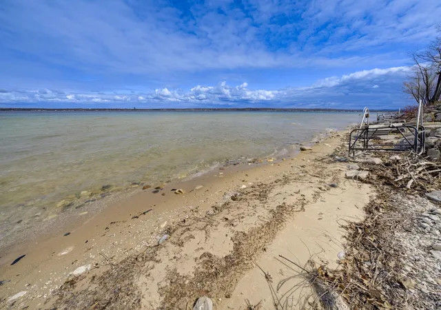 Photo 4 of Single family home for sale at 6885 E Shore Rd, Traverse City, MI 49686 | MLS# 78080071048 | Listing updated on 2026-08-05