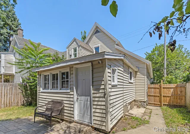 Photo 1 of Single family home for sale at 927 Davis Ave Nw, Grand Rapids, MI 49504 | MLS# 65026035844 | Listing updated on 2026-09-09