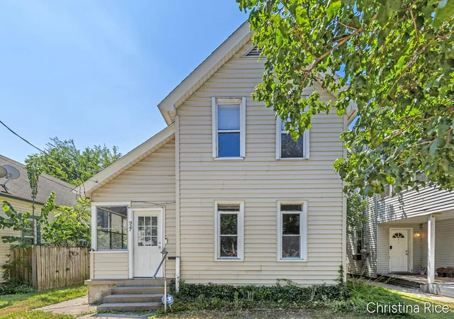 Photo 2 of Single family home for sale at 927 Davis Ave Nw, Grand Rapids, MI 49504 | MLS# 65026035844 | Listing updated on 2026-09-09